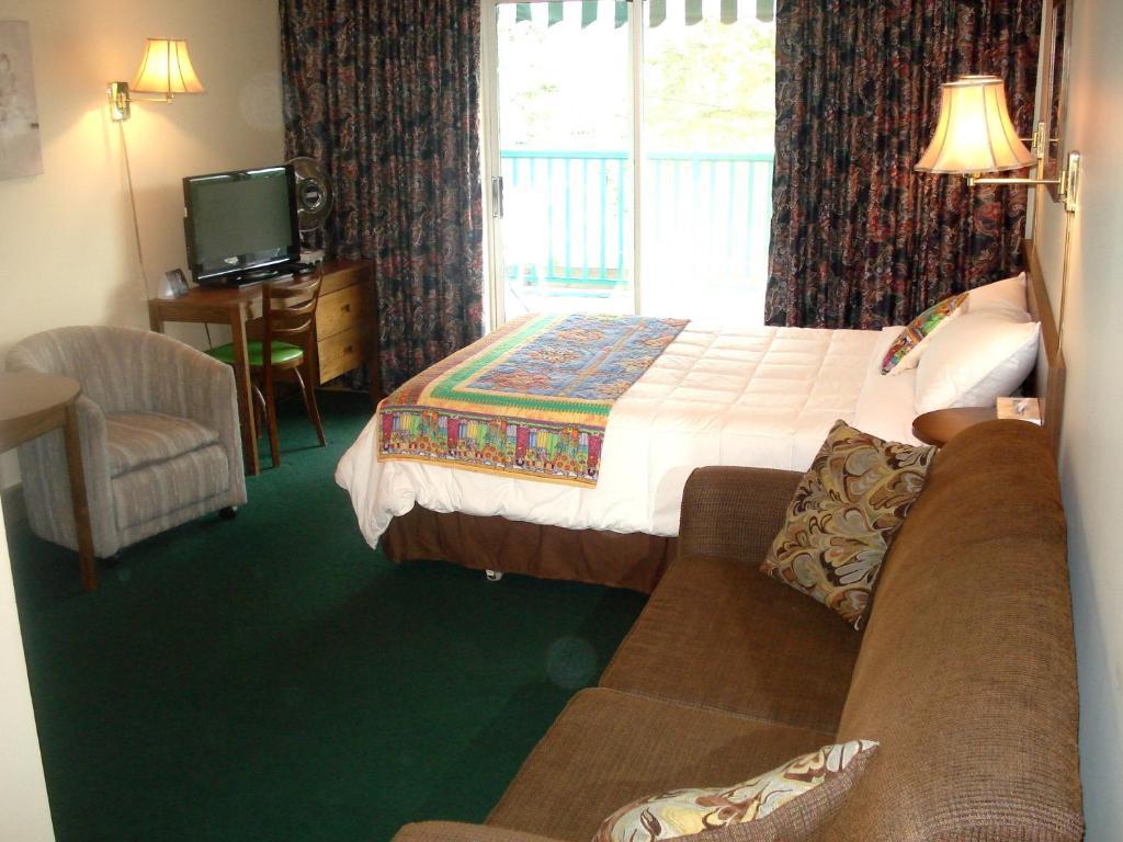 Motel Tyrol Radium Hot Springs Εξωτερικό φωτογραφία